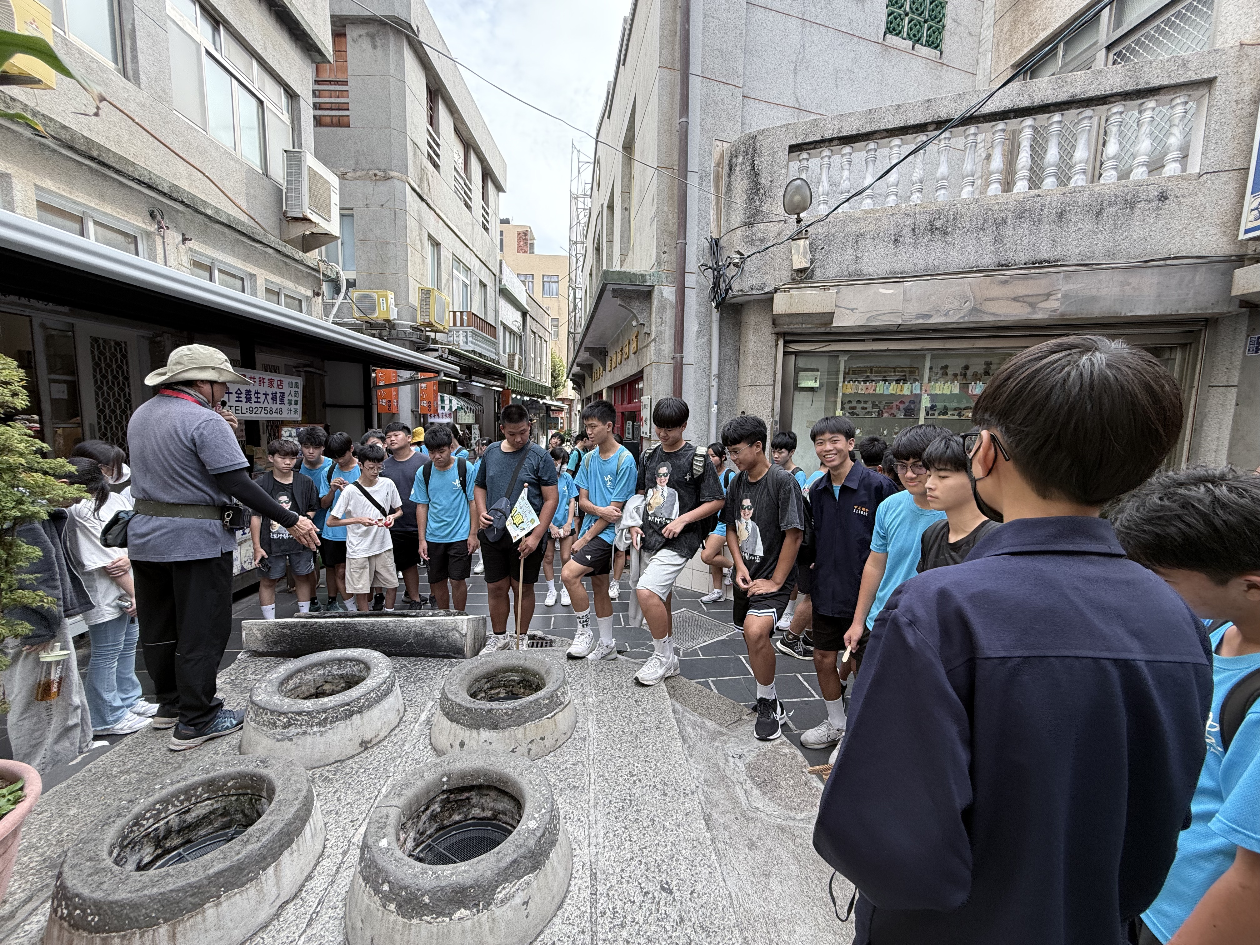 08_參觀新竹241藝術空間，脫下鞋子入展間與作品互動